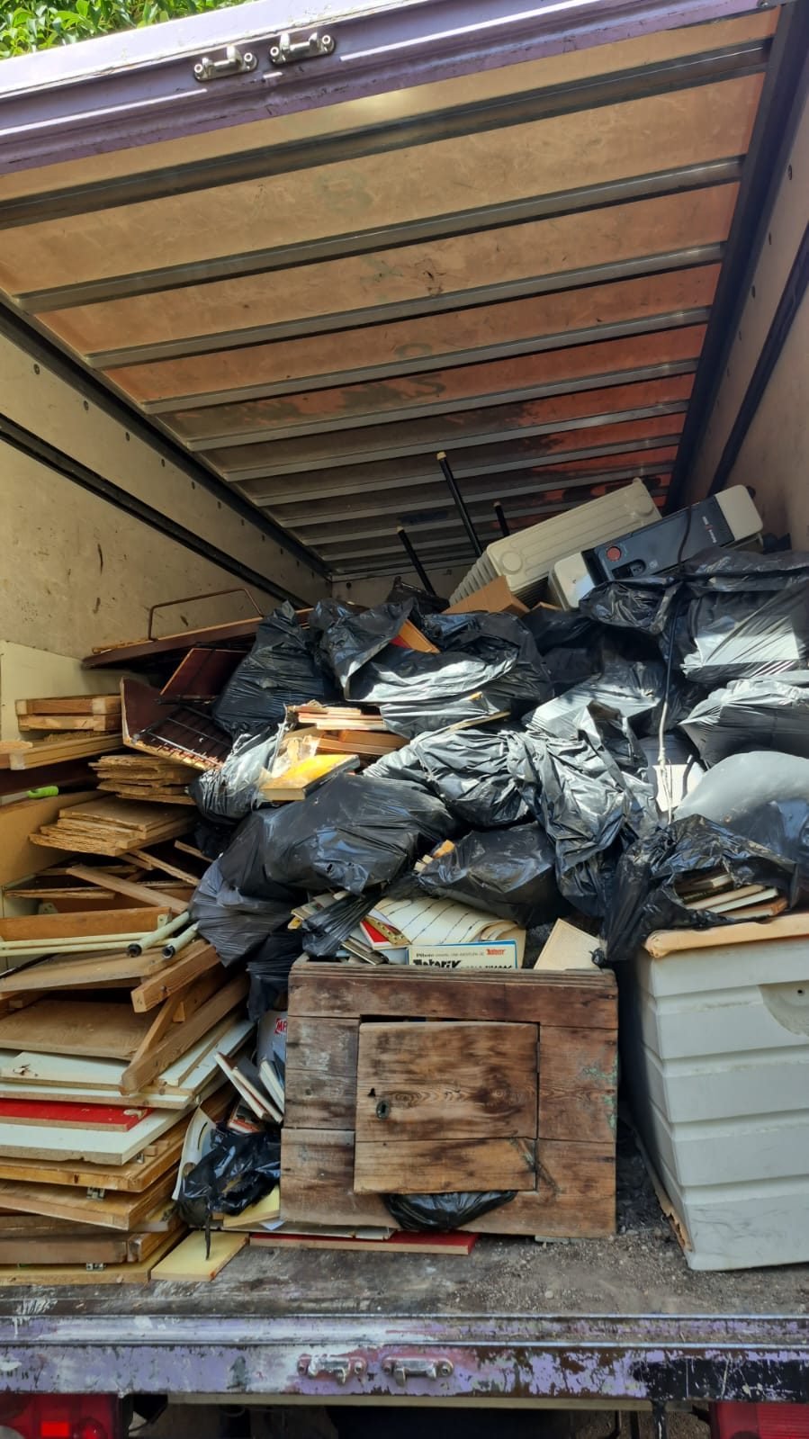 Camion cargado de escombros y runa de obra