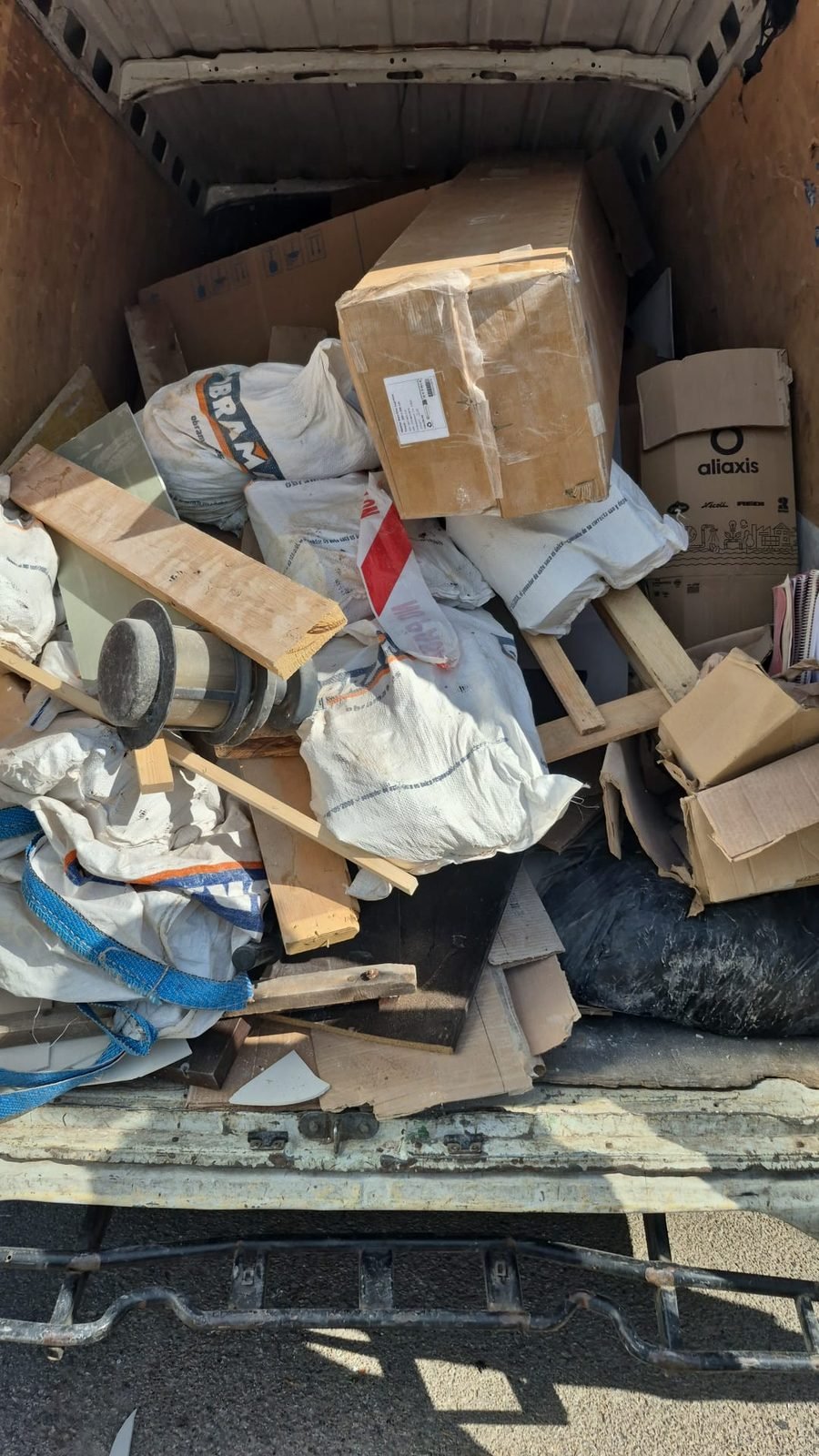 Furgoneta de Ecovaciados cargada tras vaciar un local